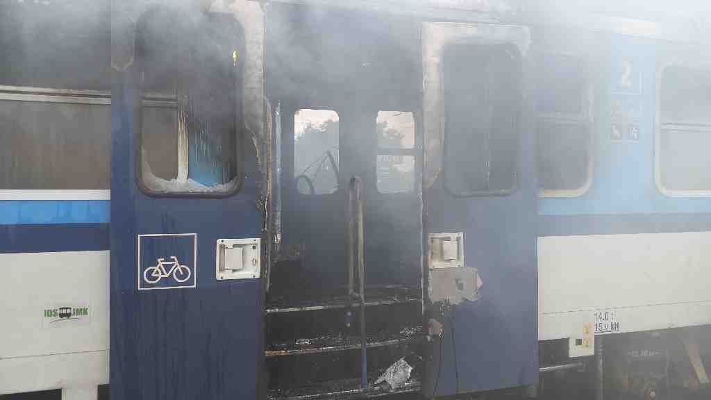 Vlak na Brněnsku zapálil někdo z cestujících, tvrdí dráhy